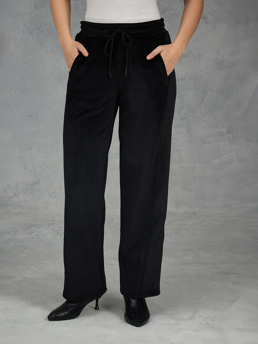 Iconic Women Black Solid Straight Fit Sweat Pant