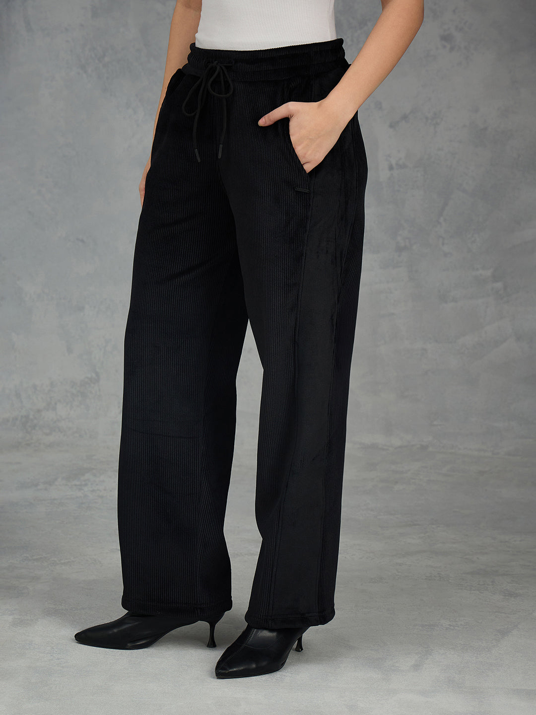 Iconic Women Black Solid Straight Fit Sweat Pant