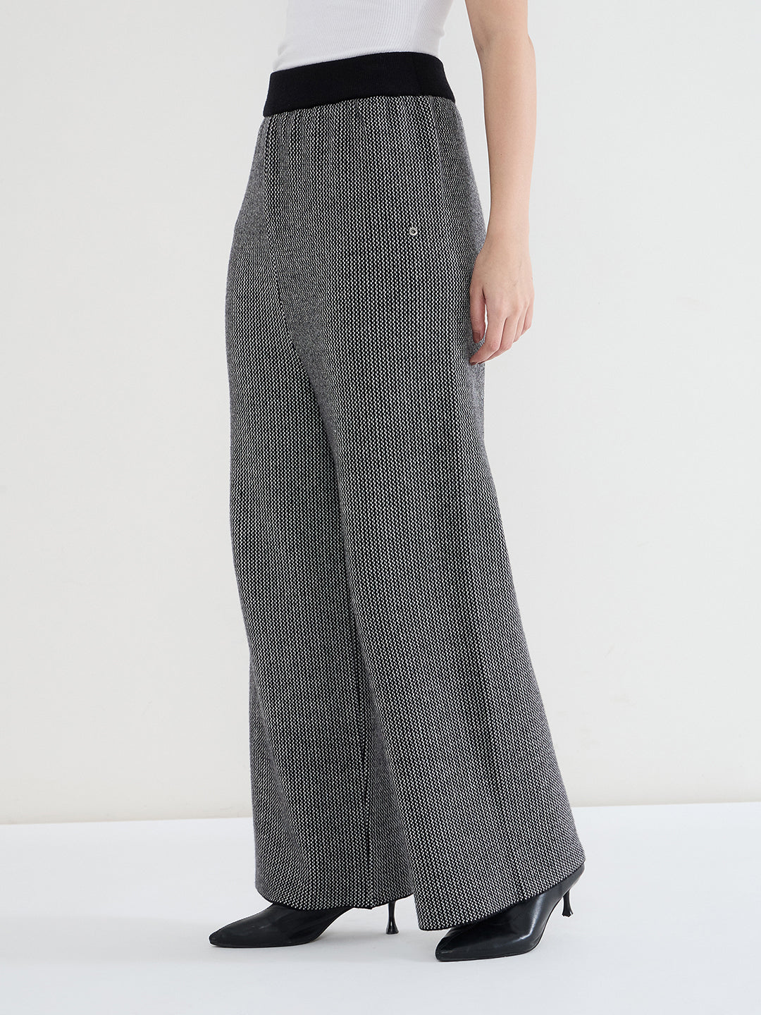 Iconic Women Black Solid Sweat Pant