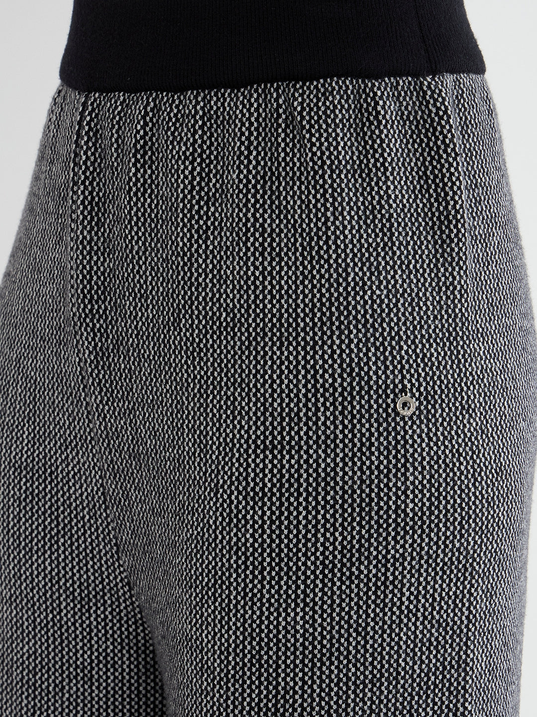 Iconic Women Black Solid Sweat Pant