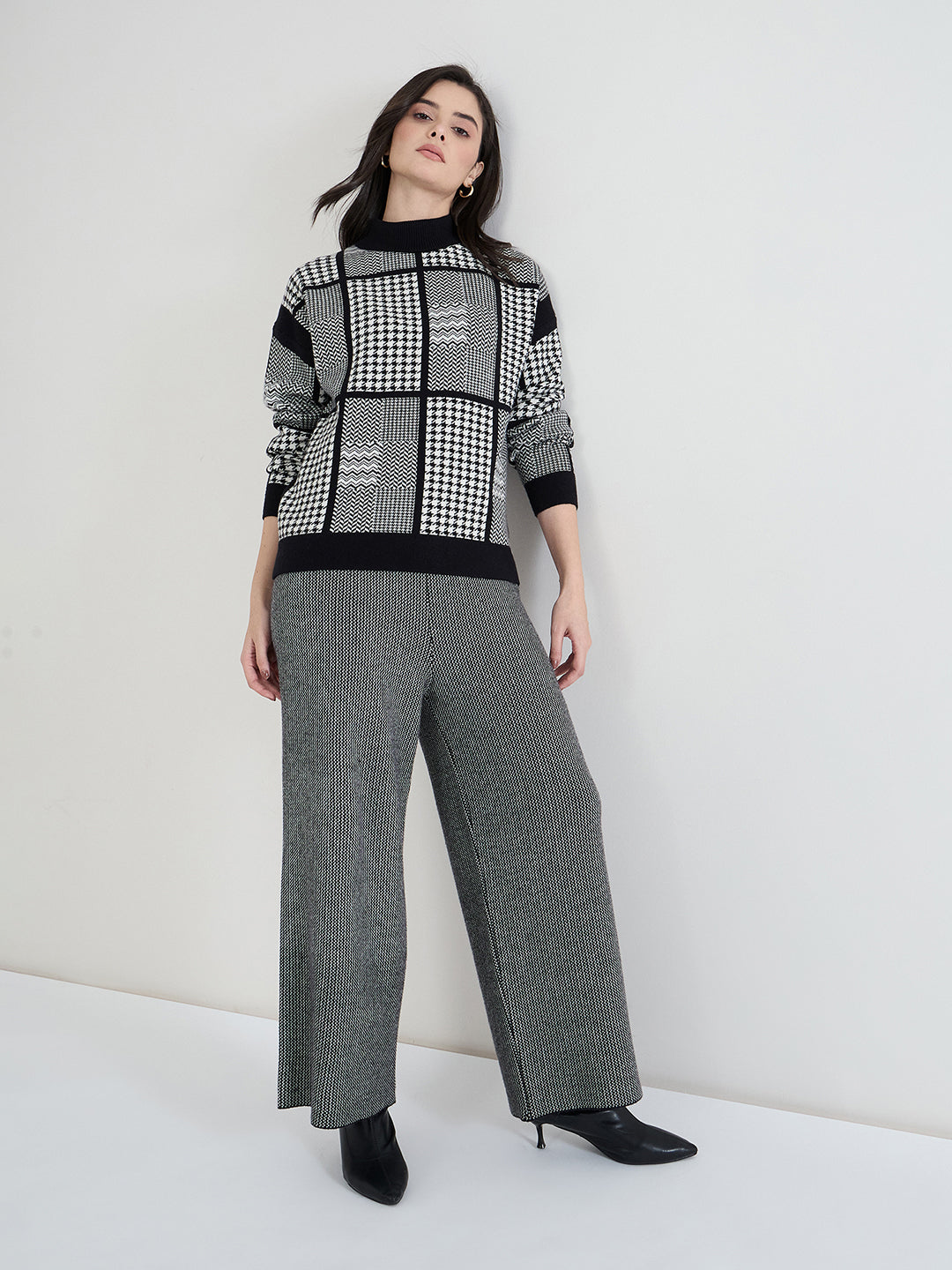 Iconic Women Black Solid Sweat Pant