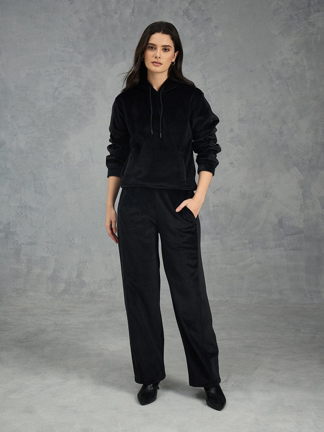 Iconic Women Black Solid Hoodie