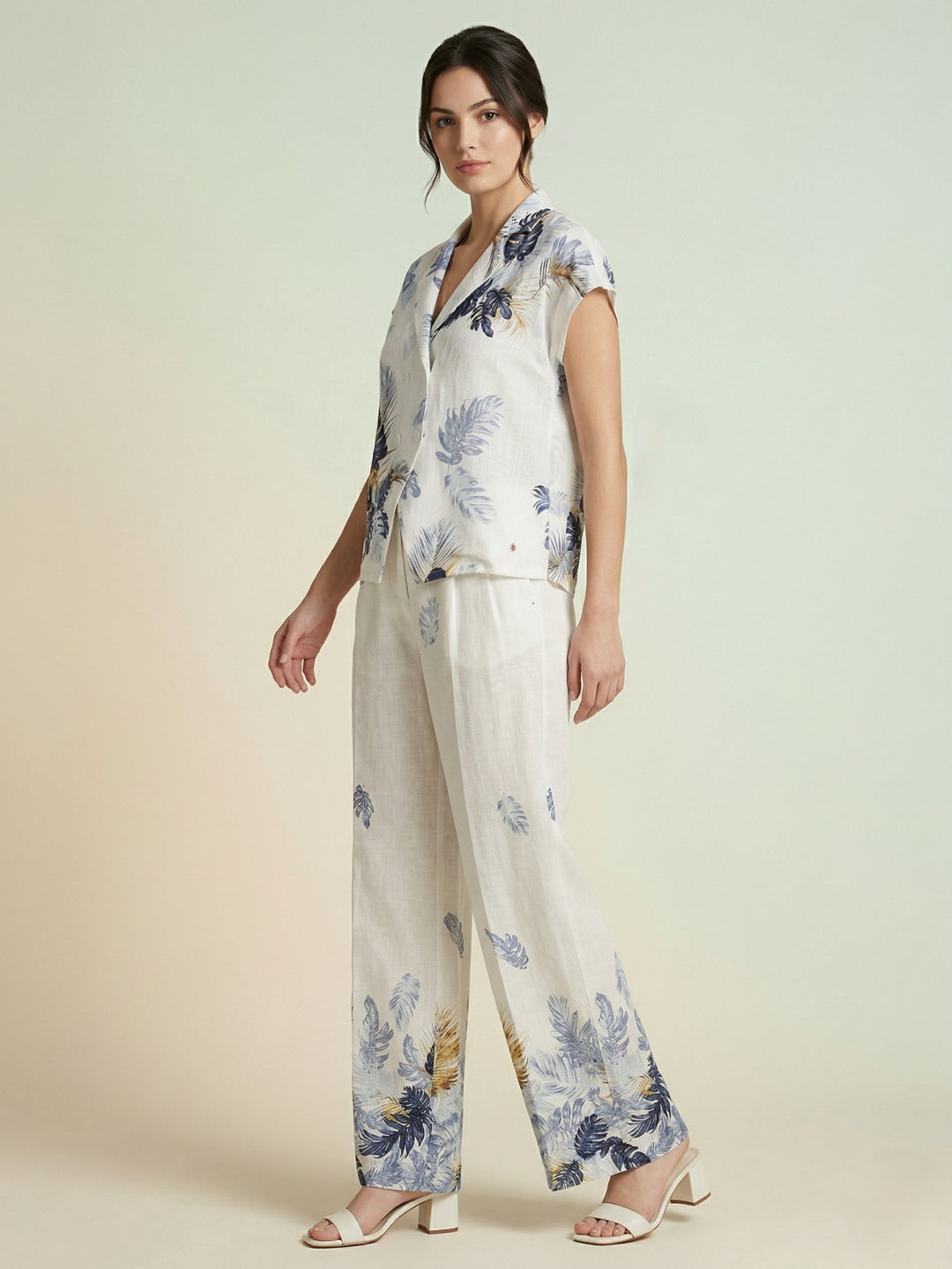 Iconic Women White Printed Straight Fit Mid Rise Pant