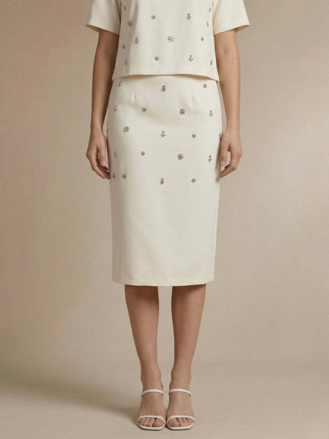 Iconic Women Cream Solid Stretchable Regular Fit Skirt