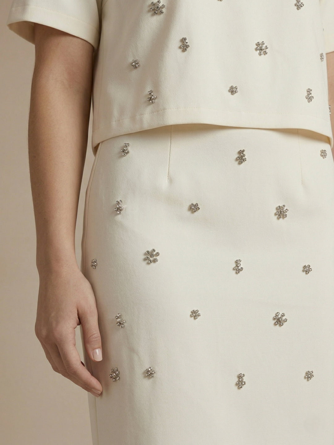 Iconic Women Cream Solid Stretchable Regular Fit Skirt