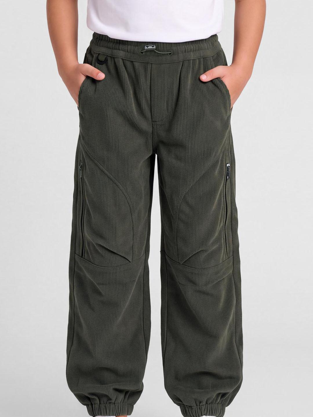 Blue Giraffe Boys Green Solid Regular Fit Joggers