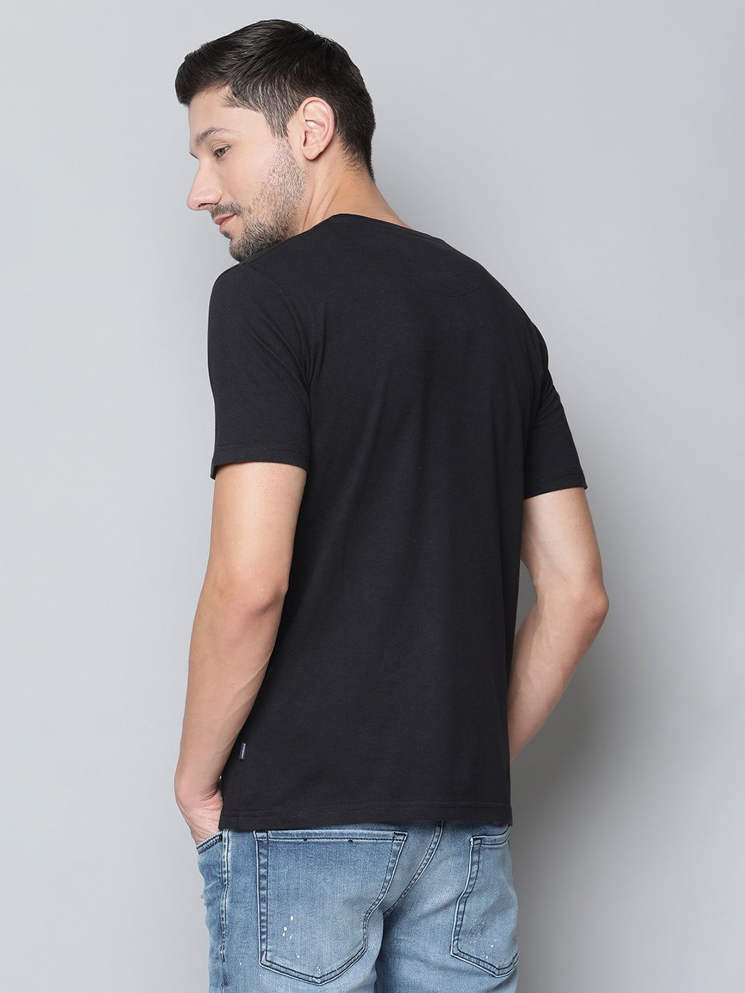 Lindbergh Men Black Solid Round Neck TShirt