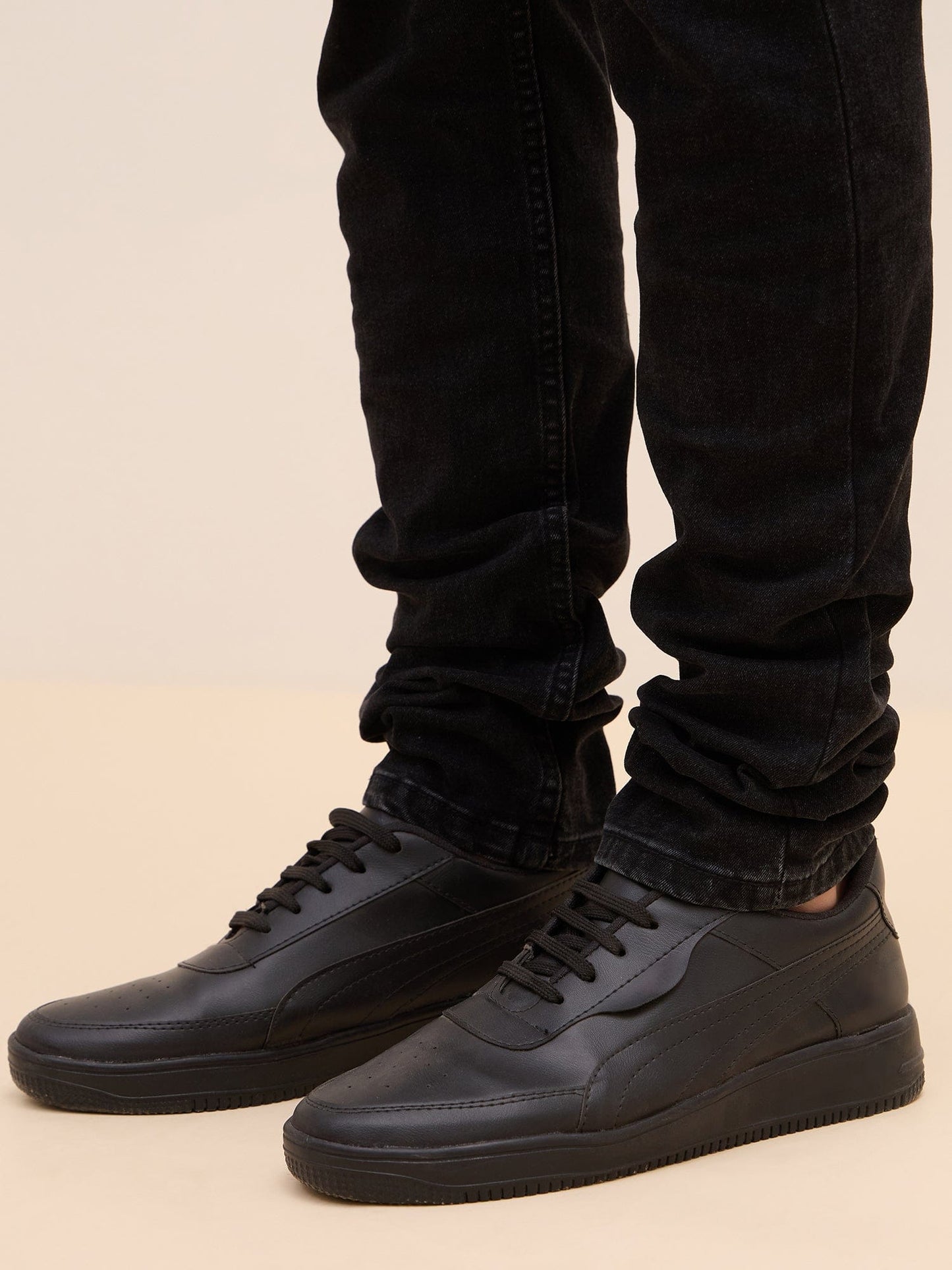 Iconic Men Black Slim Tapered Solid Jeans