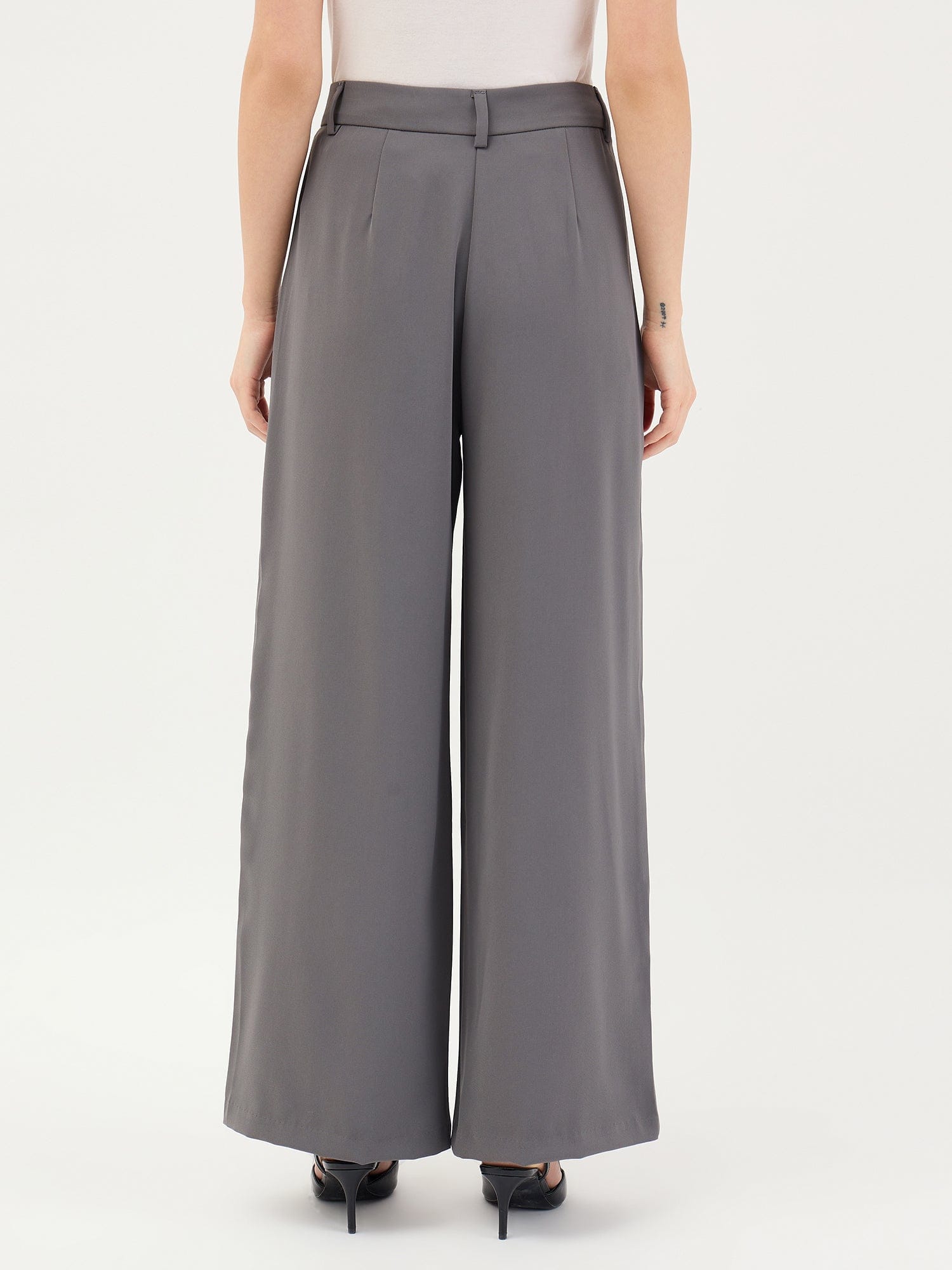 Elle Women Grey Flared Fit Solid Trouser