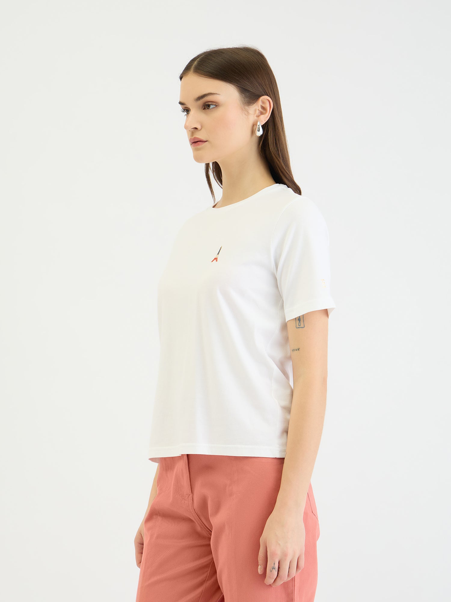 Elle Women White Solid Round Neck Tshirt