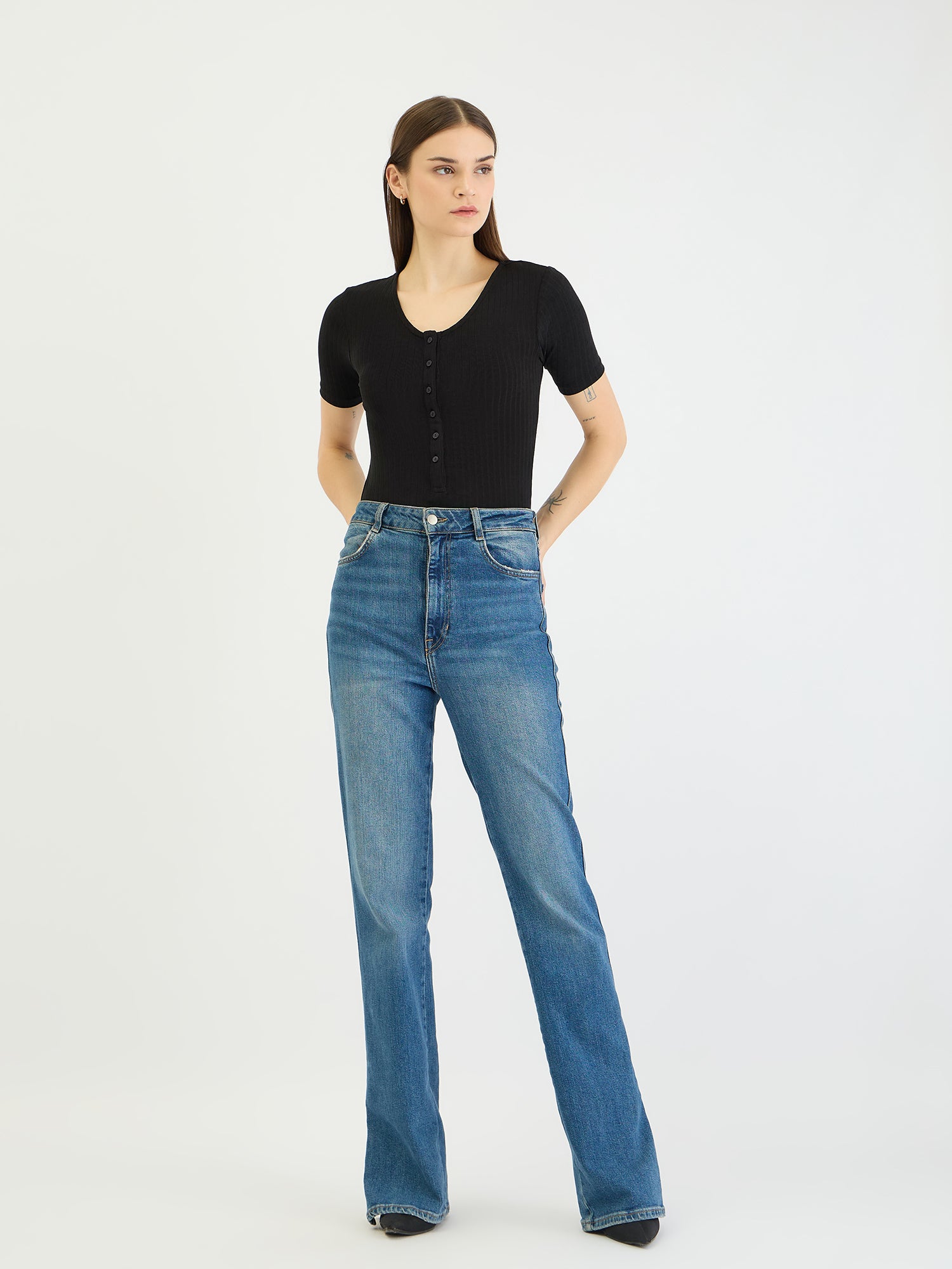 Elle Women Black Solid Scoop Necck Tshirt