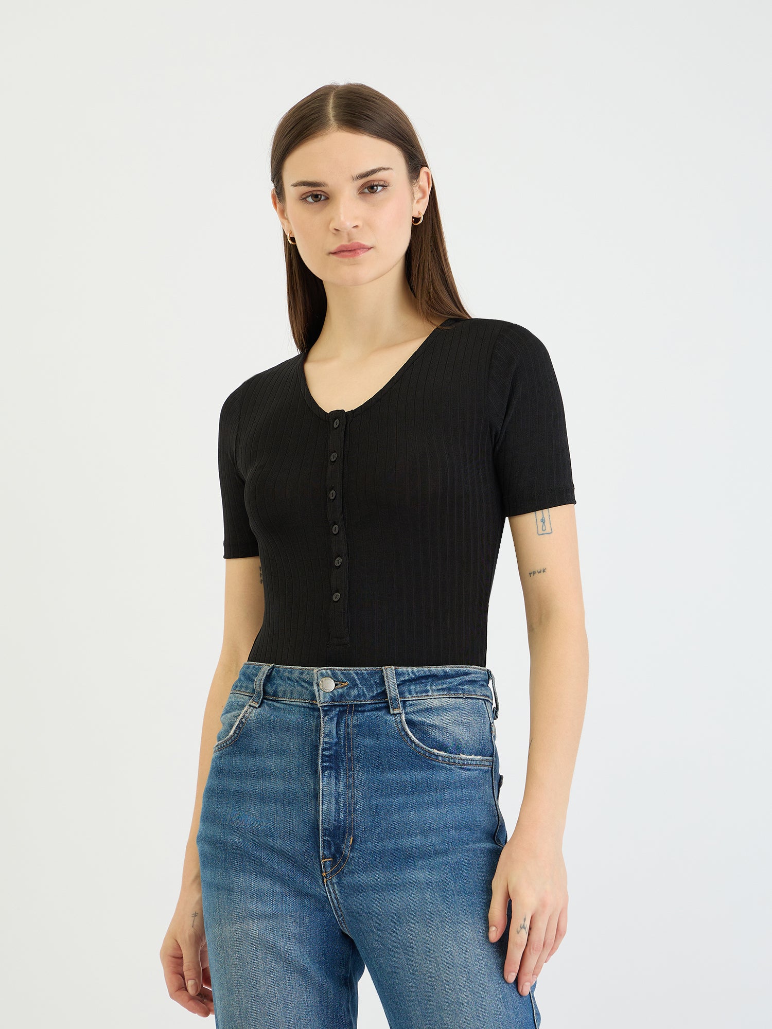 Elle Women Black Solid Scoop Necck Tshirt