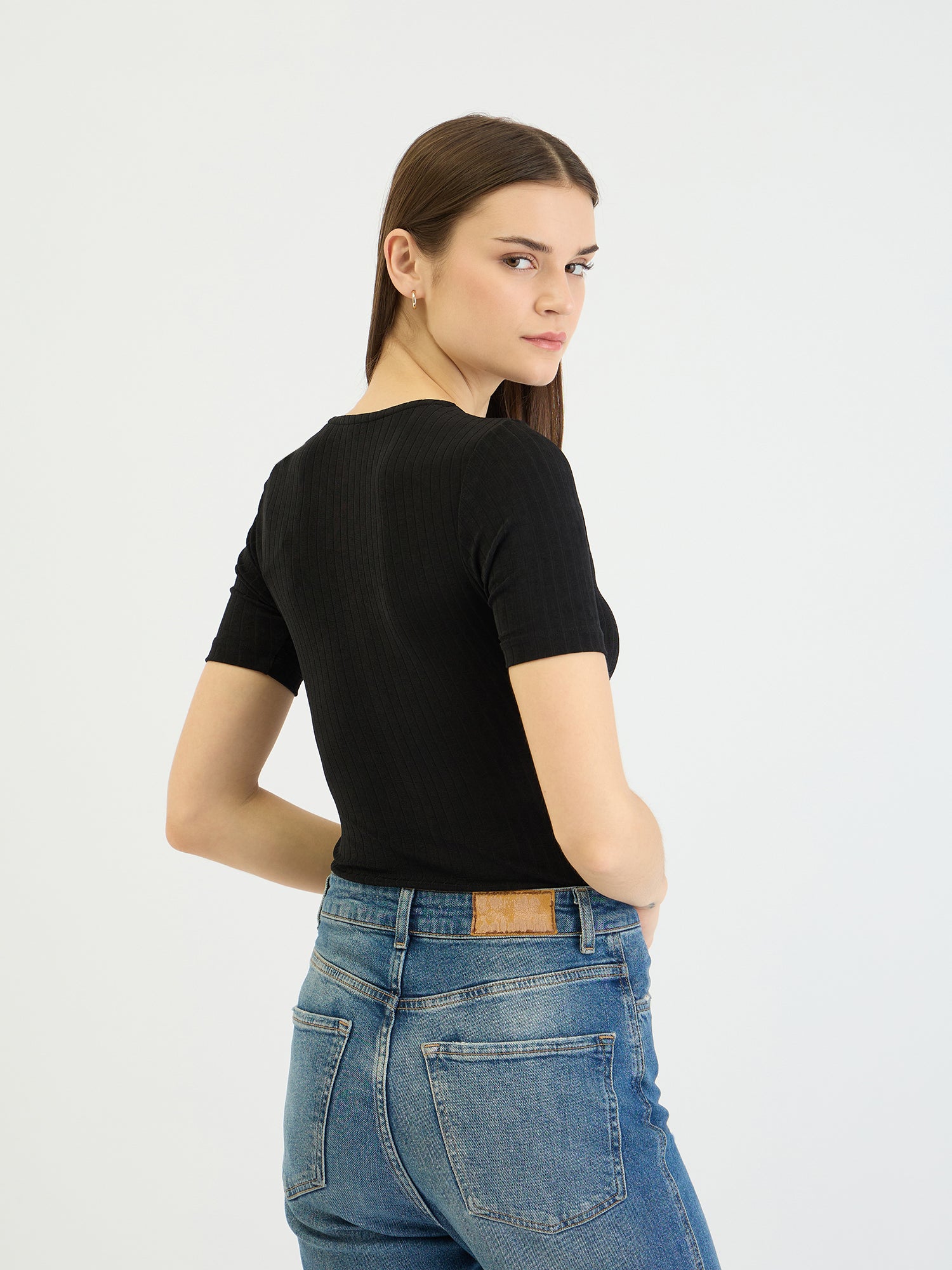 Elle Women Black Solid Scoop Necck Tshirt