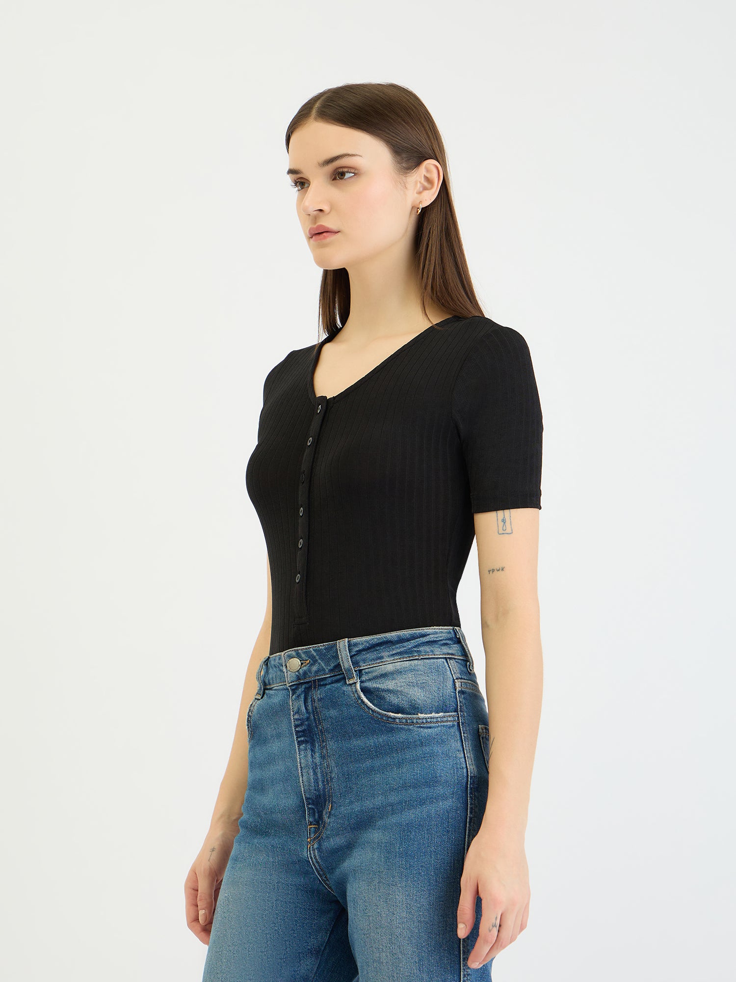 Elle Women Black Solid Scoop Necck Tshirt