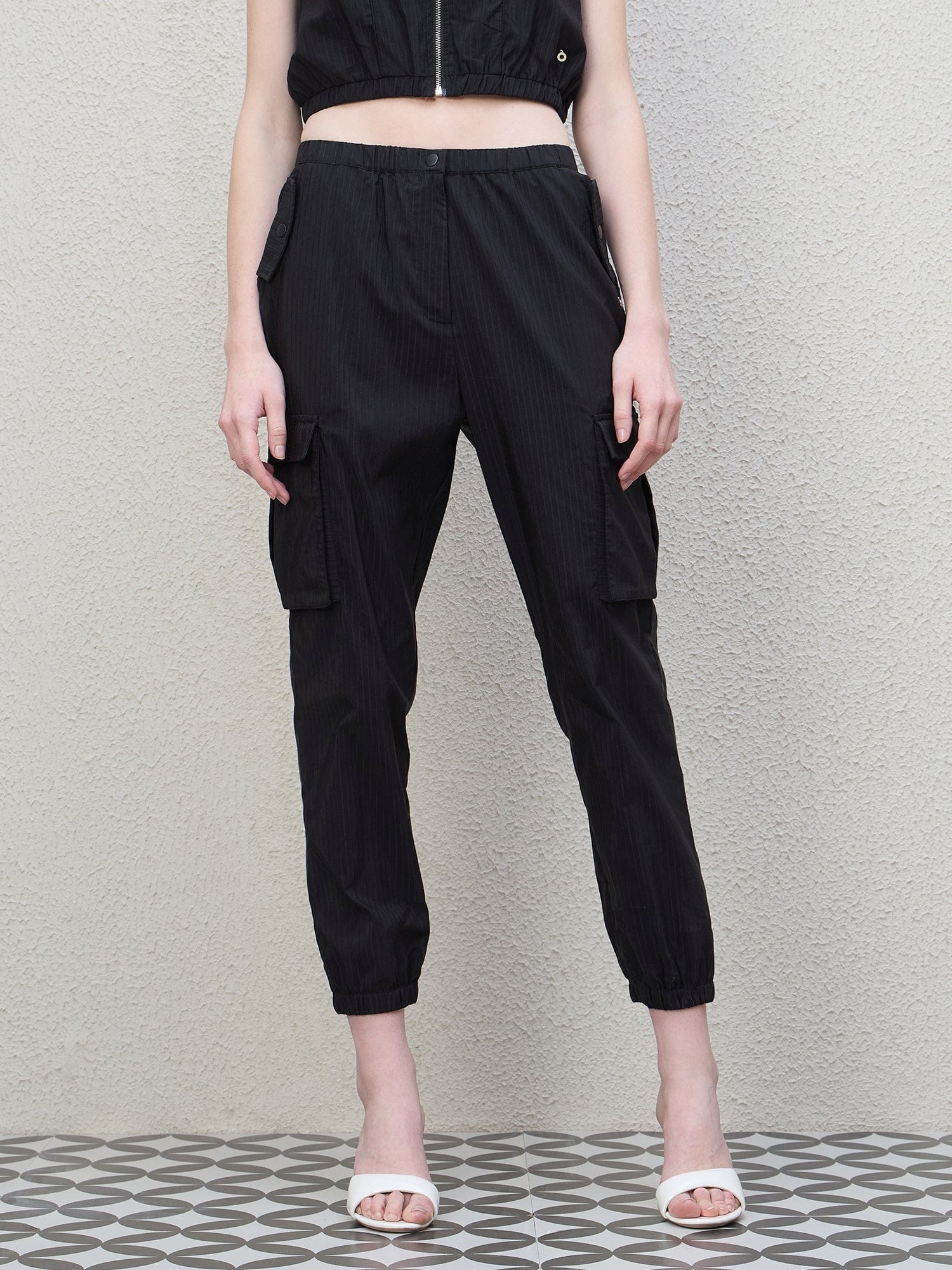 Iconic Women Black Regular Fit Solid Jogger