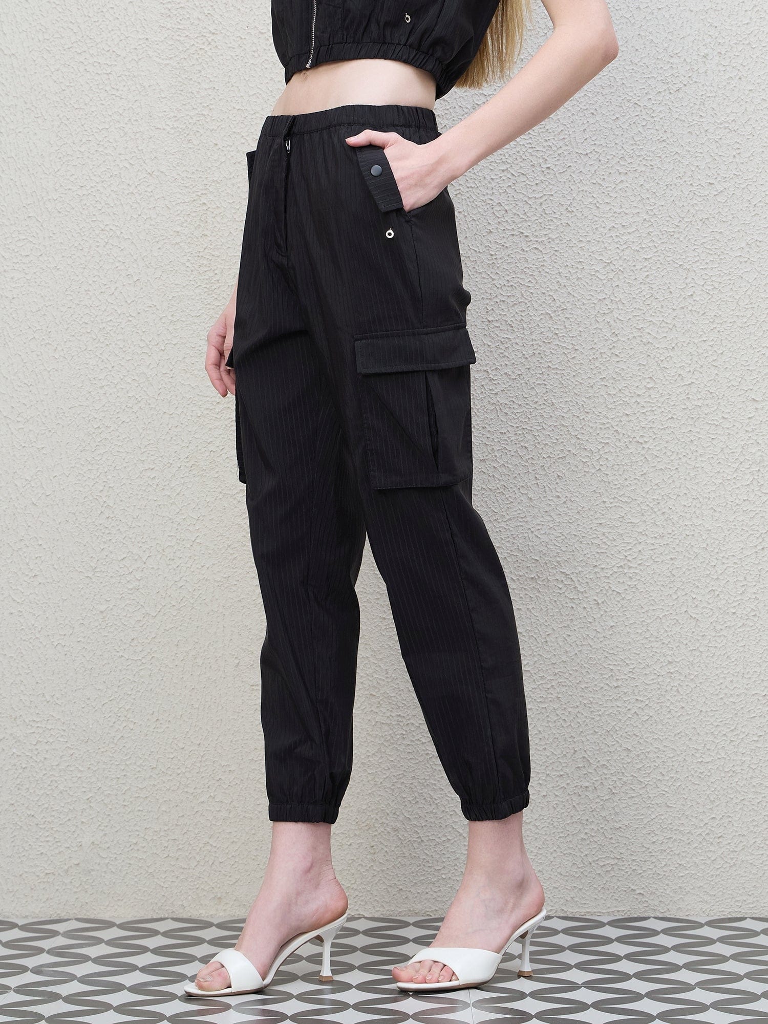 Iconic Women Black Regular Fit Solid Jogger