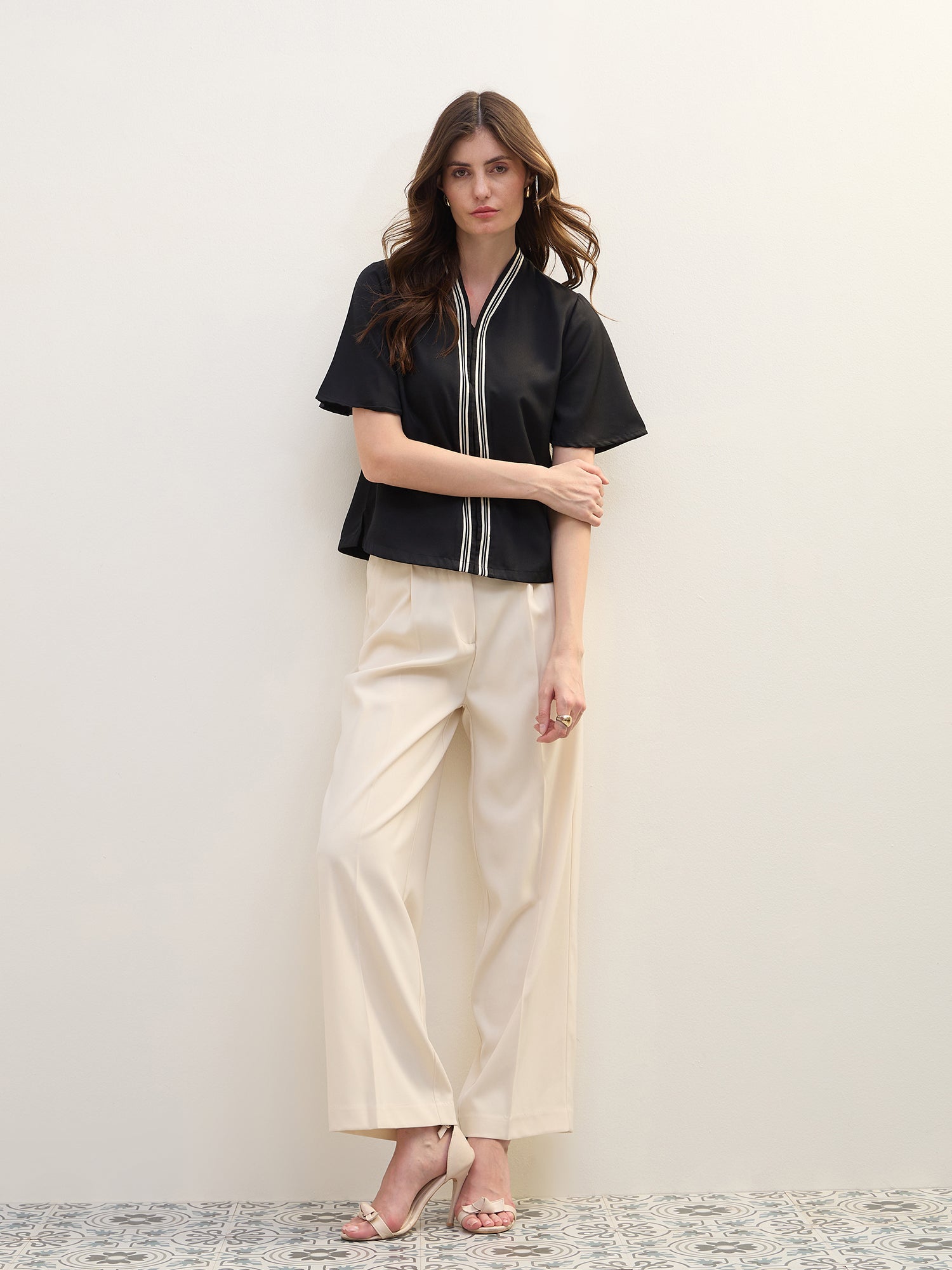 Iconic Women Black Solid V-Neck Top