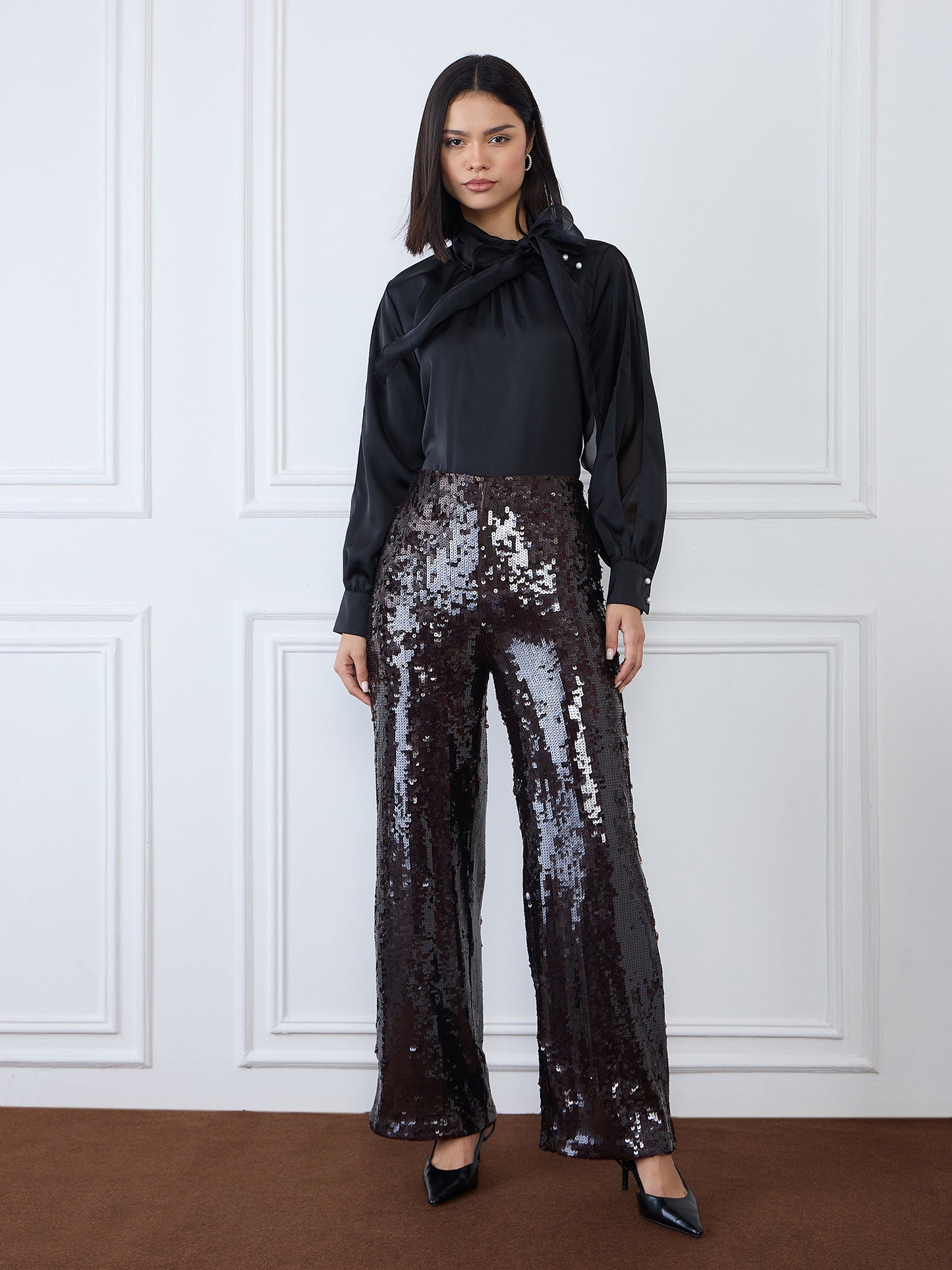 Iconic Women Black Solid Round Neck Top