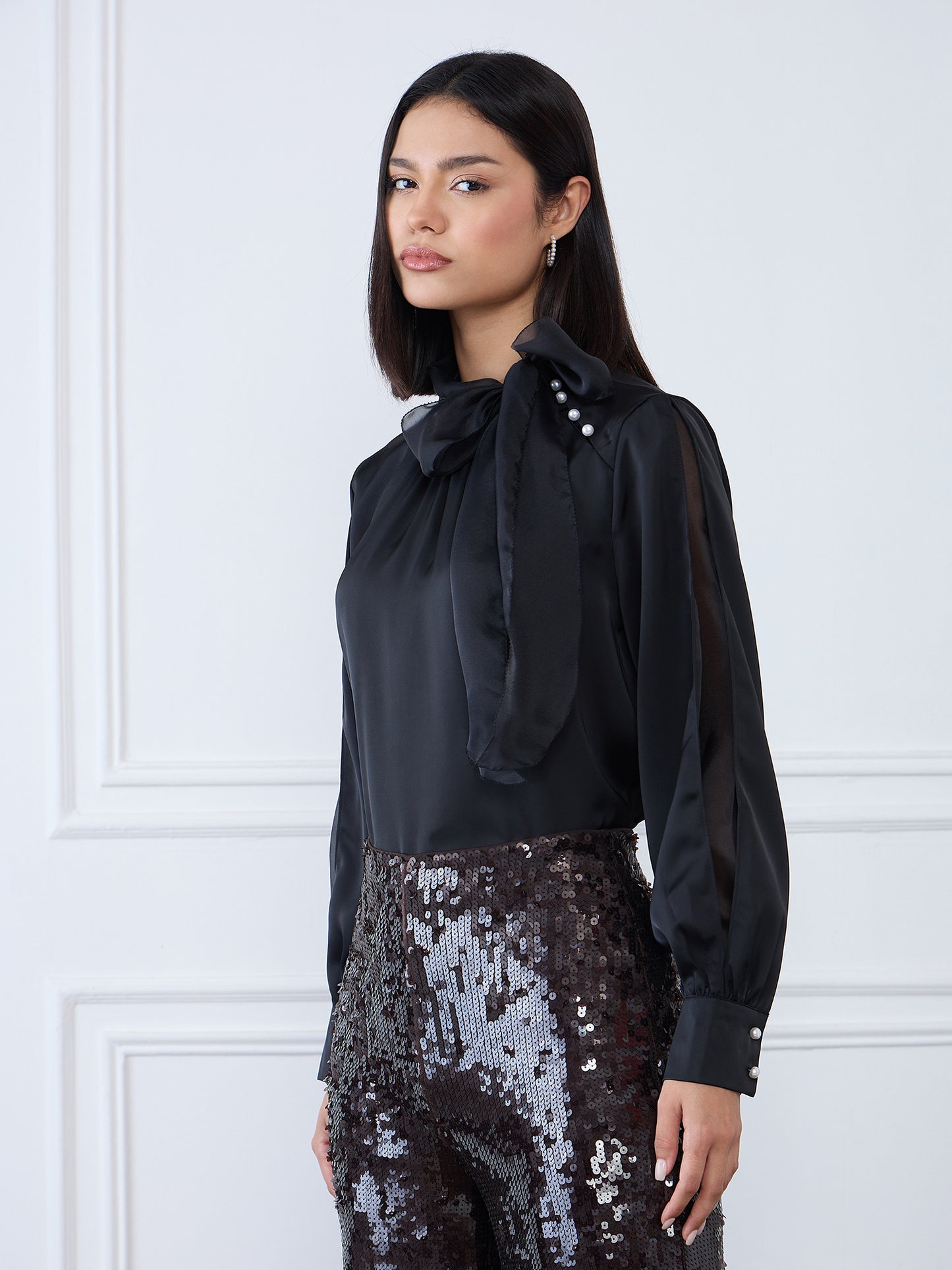 Iconic Women Black Solid Round Neck Top