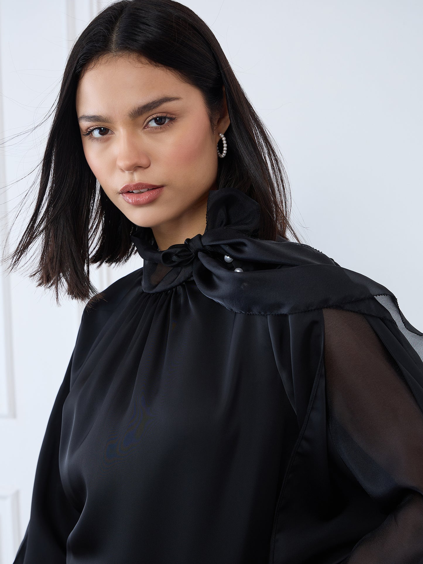 Iconic Women Black Solid Round Neck Top