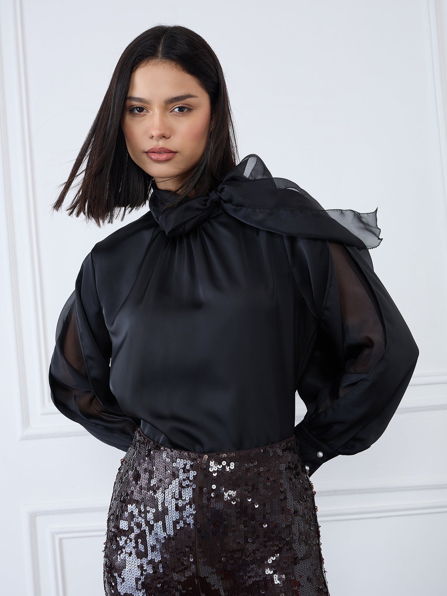 Iconic Women Black Solid Round Neck Top