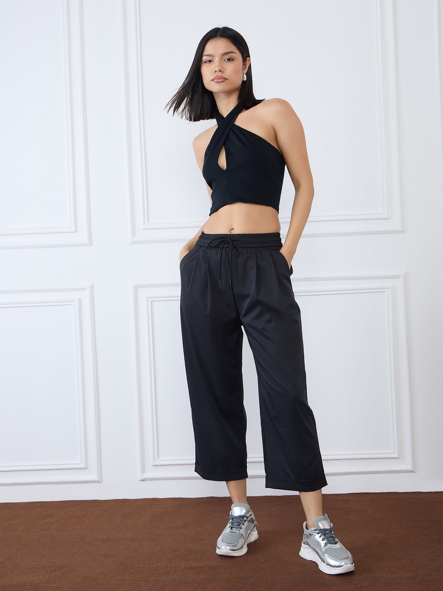 Iconic Women Black Balloon Fit Solid Trouser