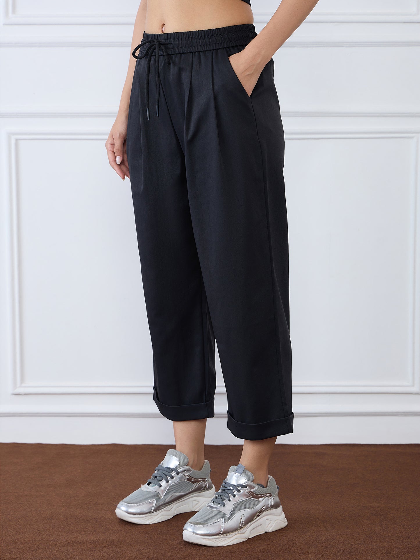 Iconic Women Black Balloon Fit Solid Trouser