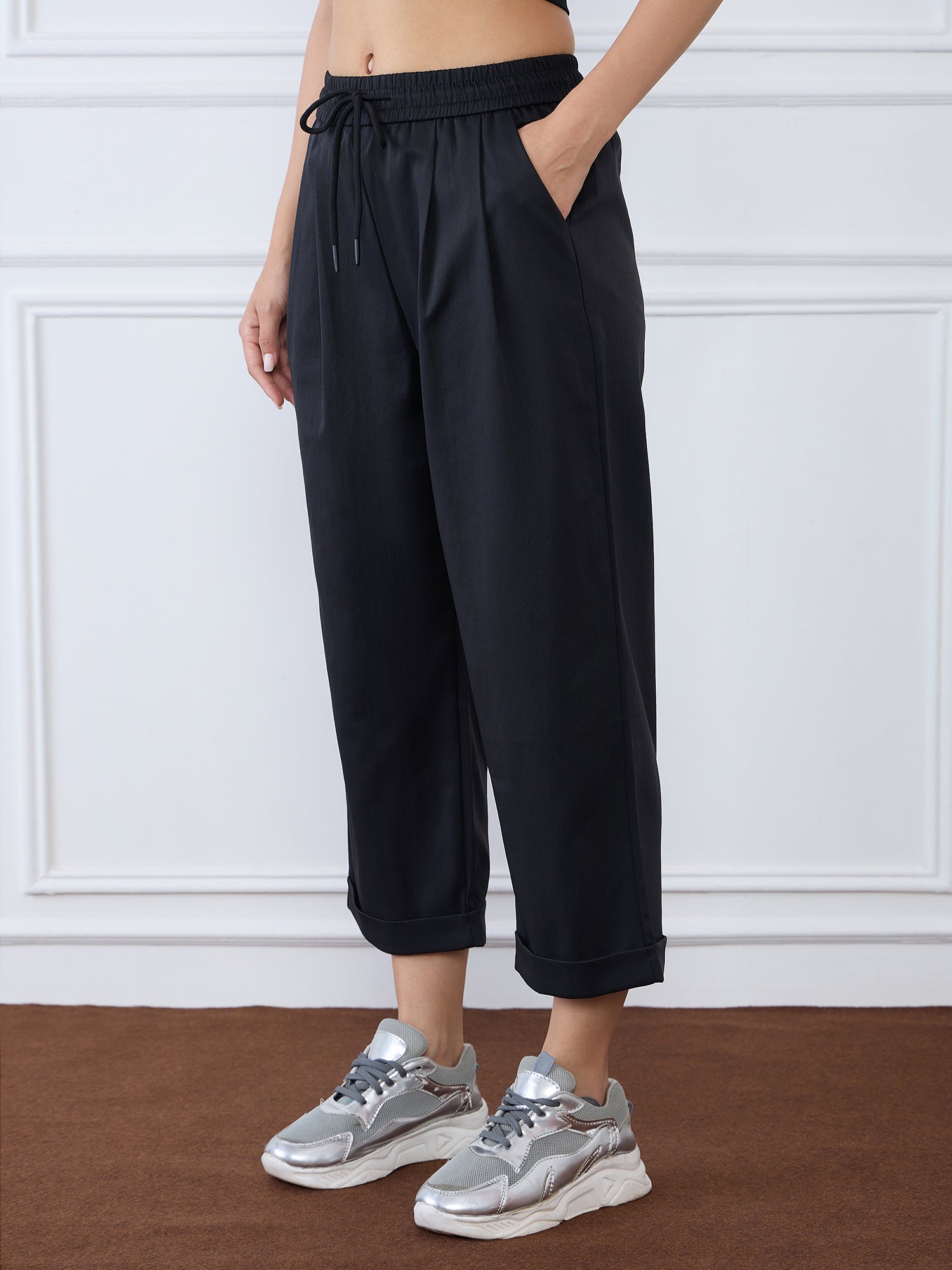 Iconic Women Black Balloon Fit Solid Trouser