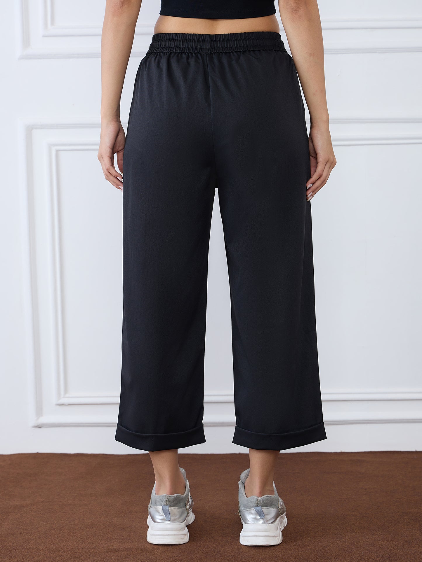 Iconic Women Black Balloon Fit Solid Trouser