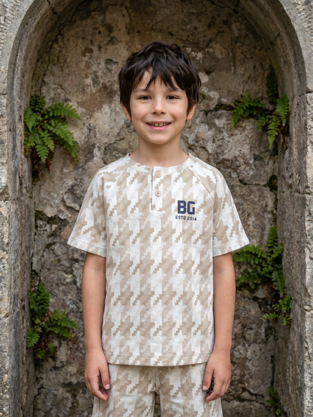 Blue Giraffe Boys White Solid Tshirt