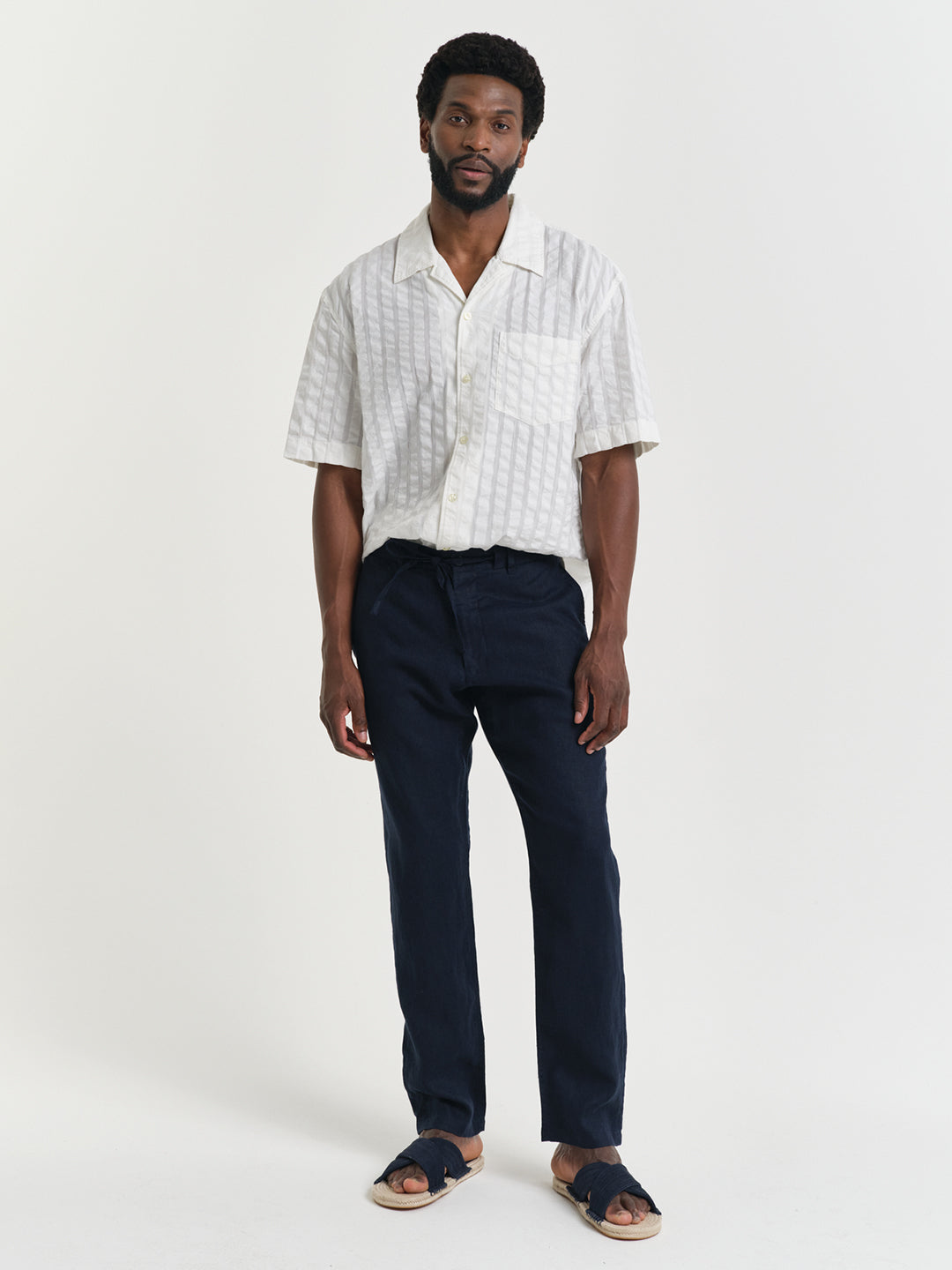 Gant Men Blue Relaxed Fit Solid Linen Trouser