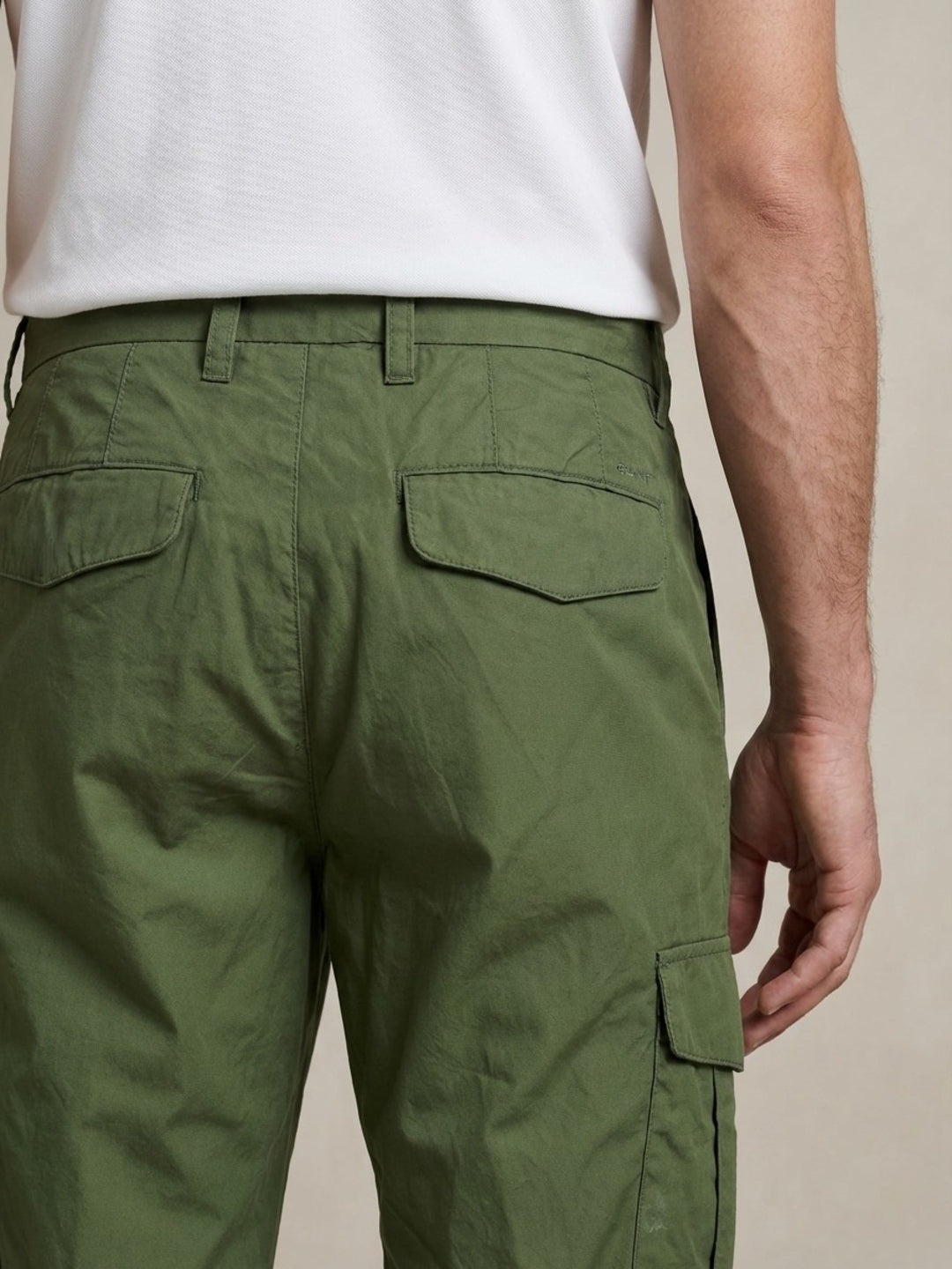Gant Men Cotton Green Solid Mid Rise Cargo Trouser
