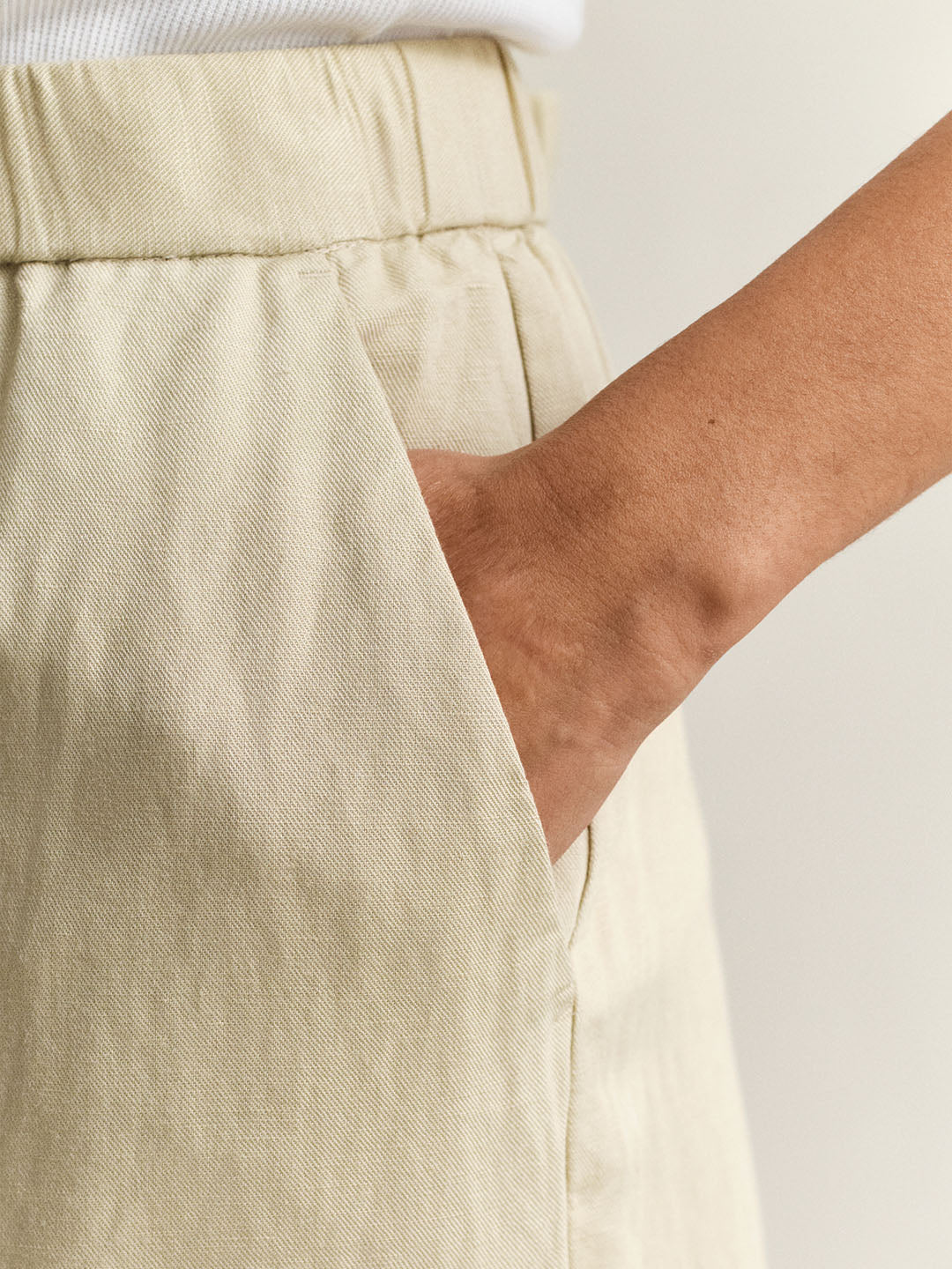 Gant Women Beige Solid Relaxed Fit Linen Trouser