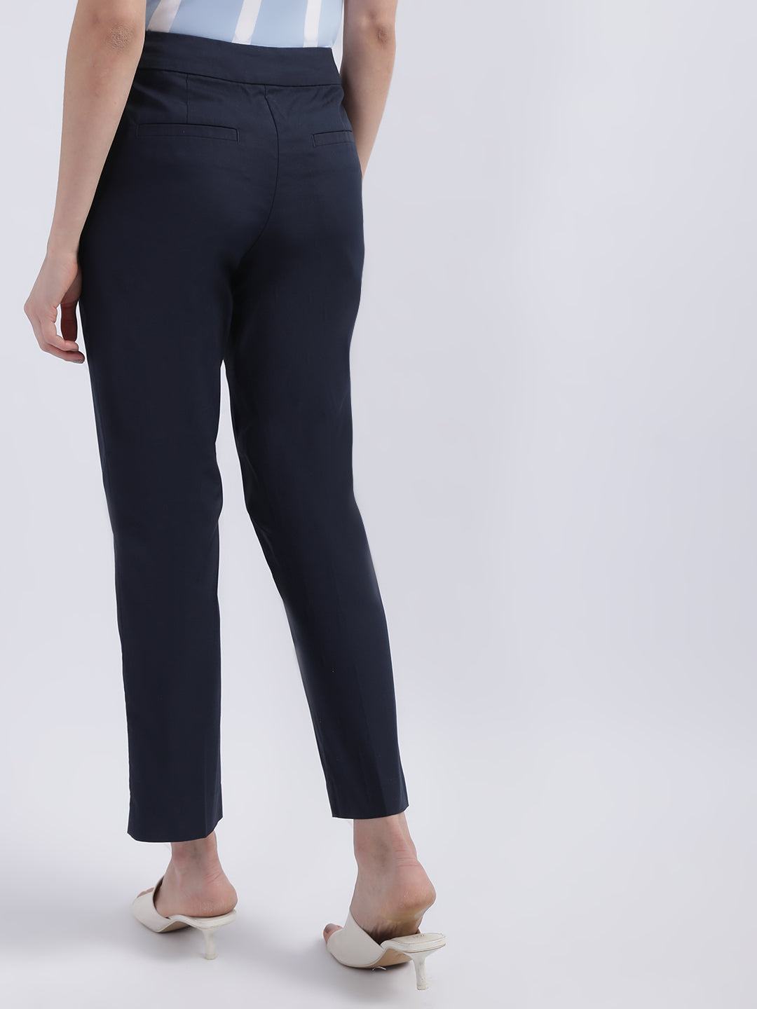 Gant Women Slim Fit Comfort Mid-Rise Cropped Trousers