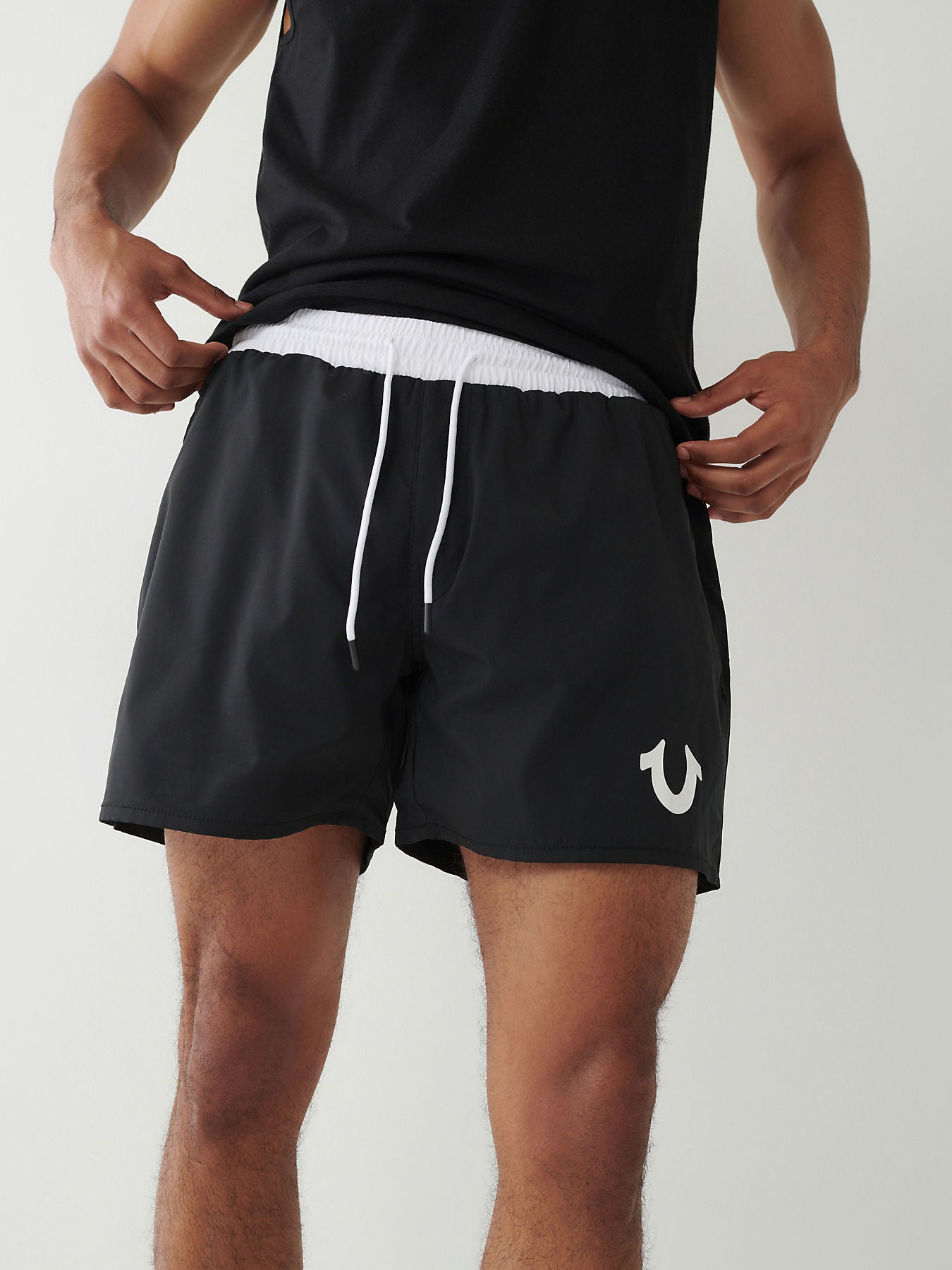 True Religion Men Black Solid Mid-Rise Loose Fit Above Knee Shorts